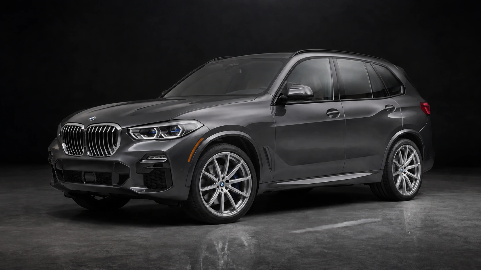 Ilustrační render BMW X5 G05 na stříbrných kolech